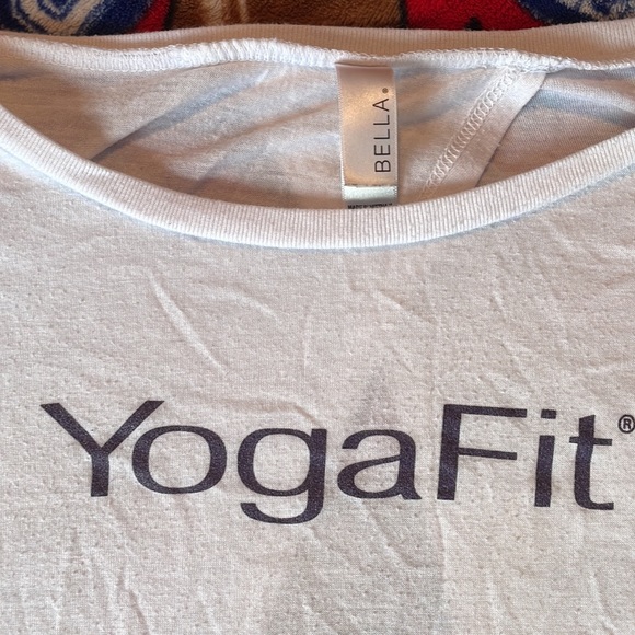 This shirt is PERFECT for working out and yoga, it is so breathable and comfy - Picture 2 of 4